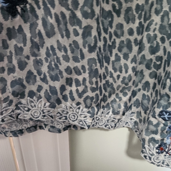 This is a Johnny Was Biya embroidered silk blouse in a blue and gray leopard XXL - Picture 7 of 12